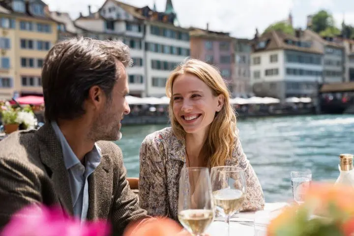 Elegantes Paar beim Sugar Date in zürich – Abendessen am zürichsee