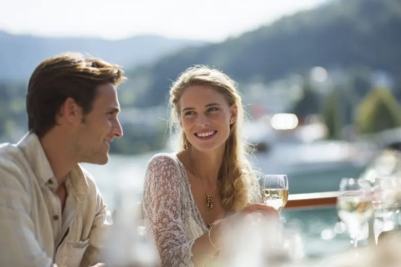 Elegantes Paar beim Sugar Date in schweiz – Abendessen am schweiz